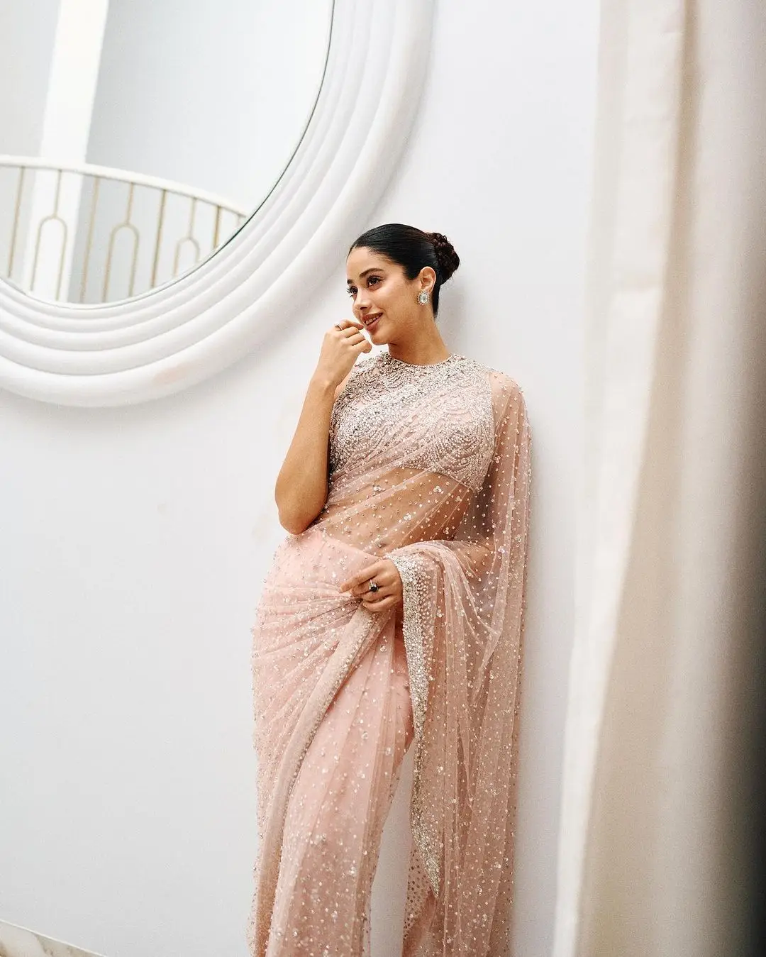 JANHVI KAPOOR IN PINK SAREE SLEEVELESS BLOUSE 4